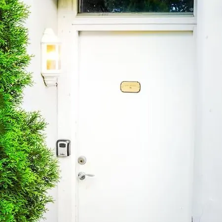 8 Bed Spaces And High Standard With Parking Included Apartment