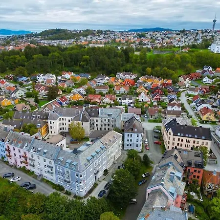 8 Bed Spaces And High Standard With Parking Included Apartment Trondheim