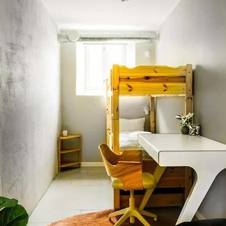 8 Bed Spaces And High Standard With Parking Included Apartment