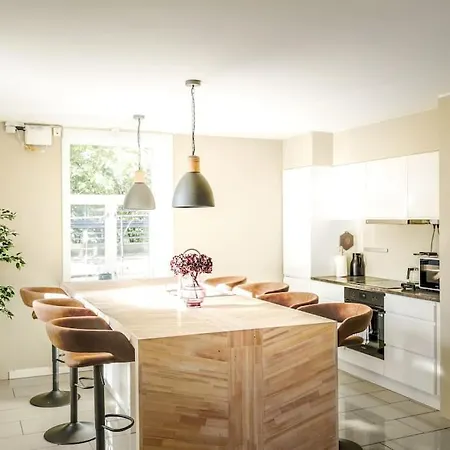 8 Bed Spaces And High Standard With Parking Included Apartment