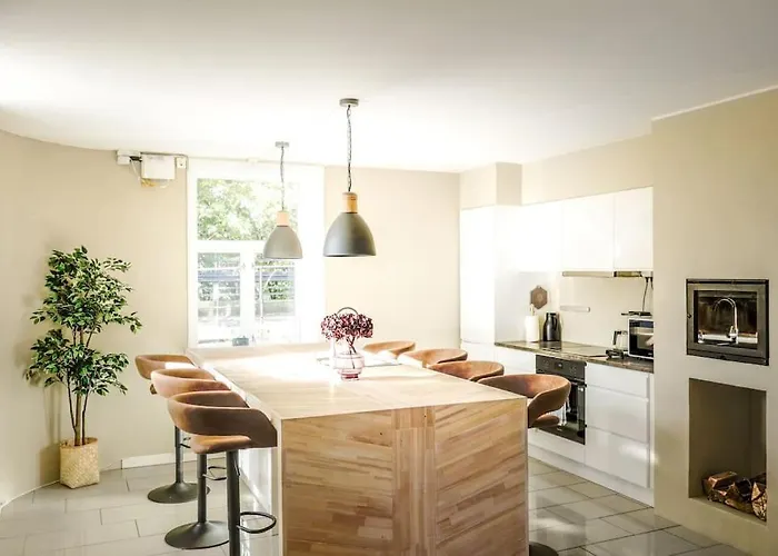 8 Bed Spaces And High Standard With Parking Included Apartmán