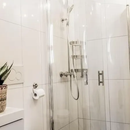 Apartman 8 Bed Spaces And High Standard With Parking Included *